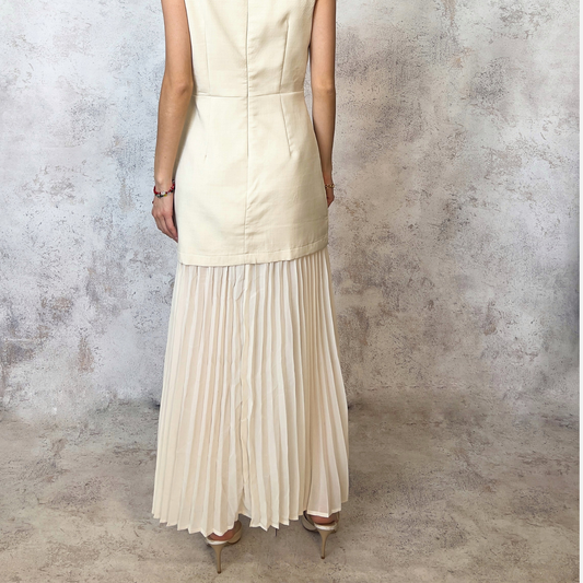 Vestido midi falda plisada aplicación pedreria beige