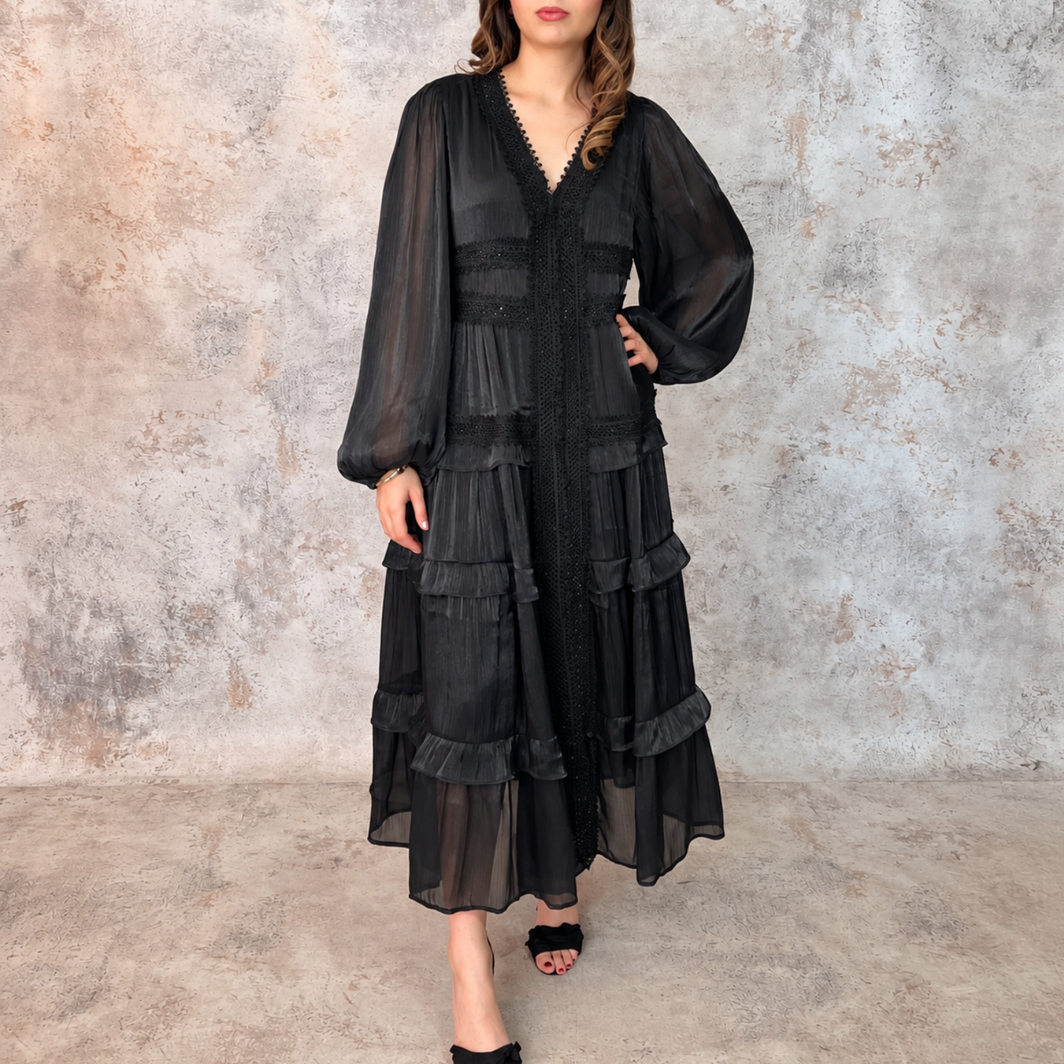 Vestido midi negro con olanes