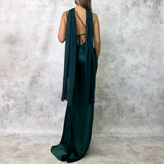 Vestido largo verde esmeralda con escote asimétrico.