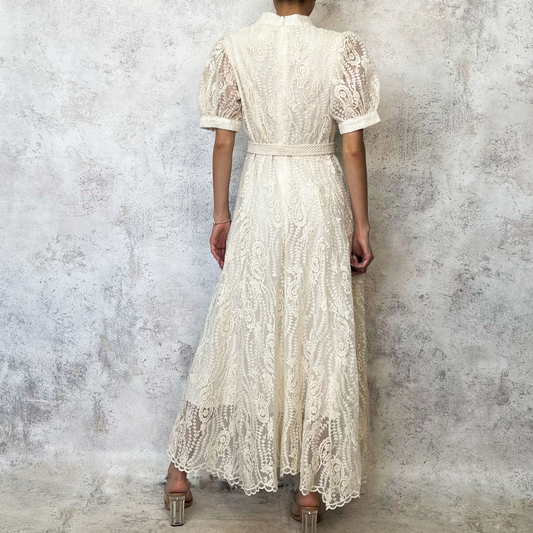 Vestido en corte midi encaje beige