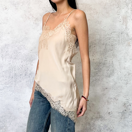 Blusa asimétrica satinada con encaje rosa