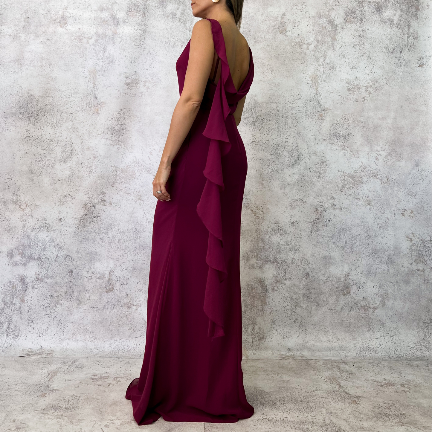 Vestido largo purpura drapeado con capa de lado