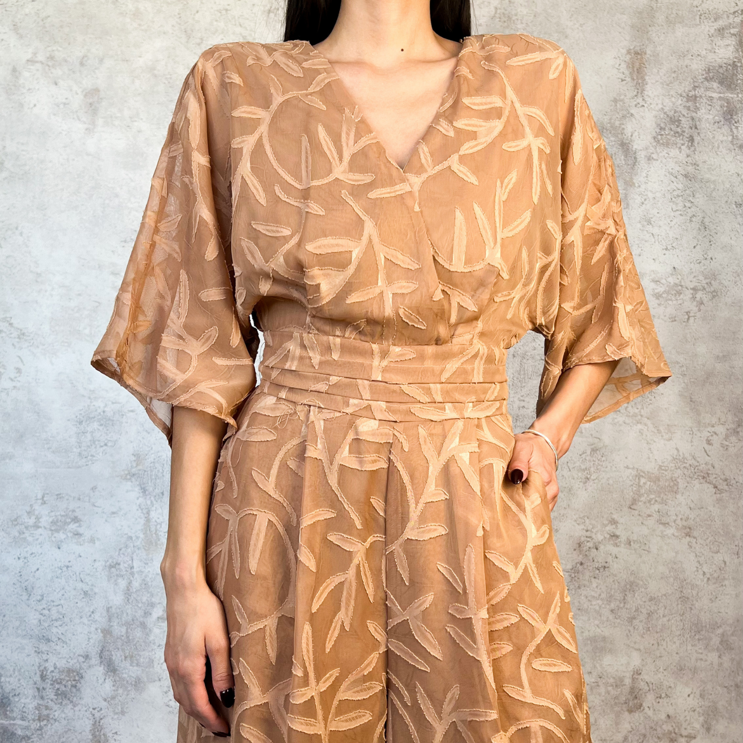 Jumpsuit taupe bordado hojas