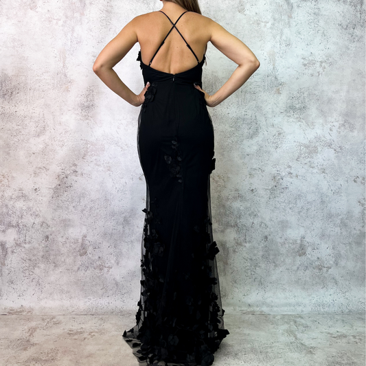 Vestido largo negro de tul con flores en relieve.