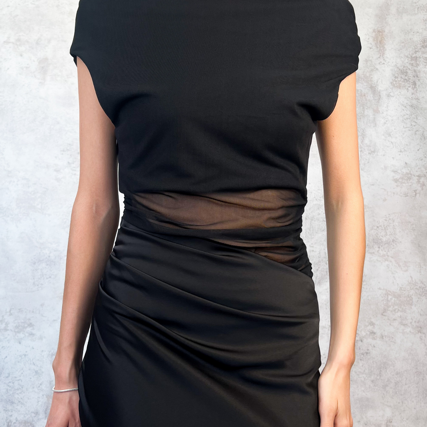 Vestido midi de mesh negro