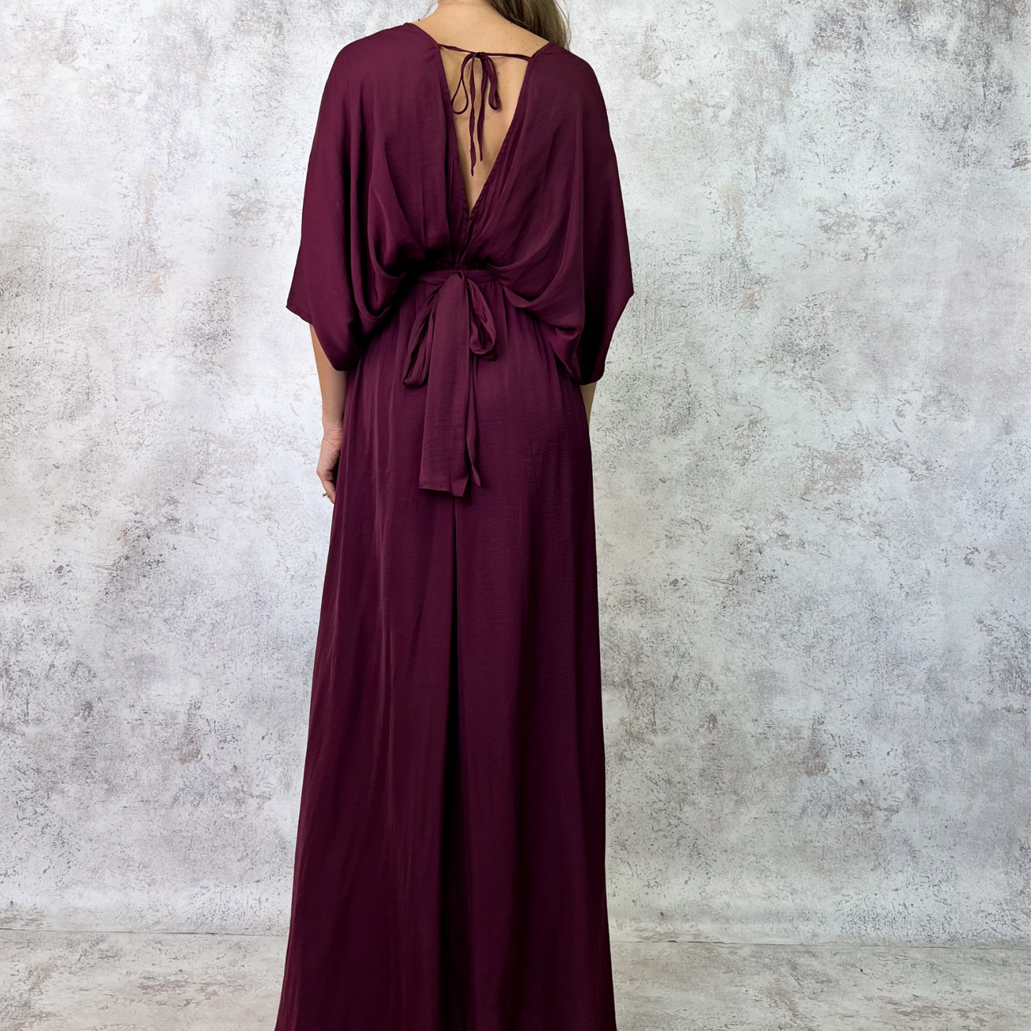 Vestido midi burgundy con mangas mariposa