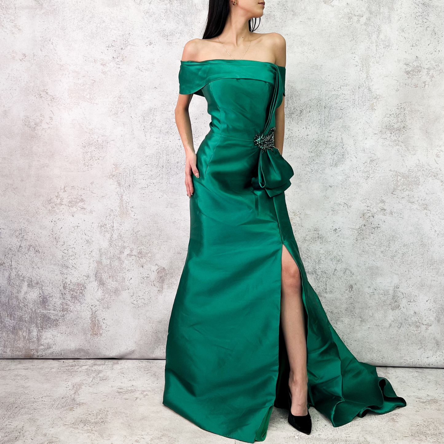 Vestido largo verde esmeralda con lazo lateral