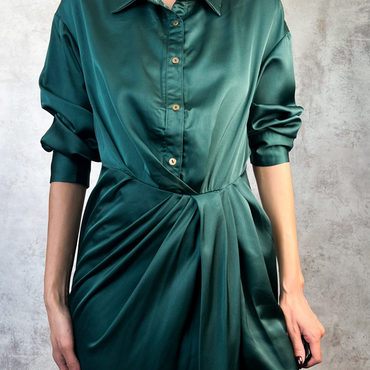 Vestido camisero verde satinado