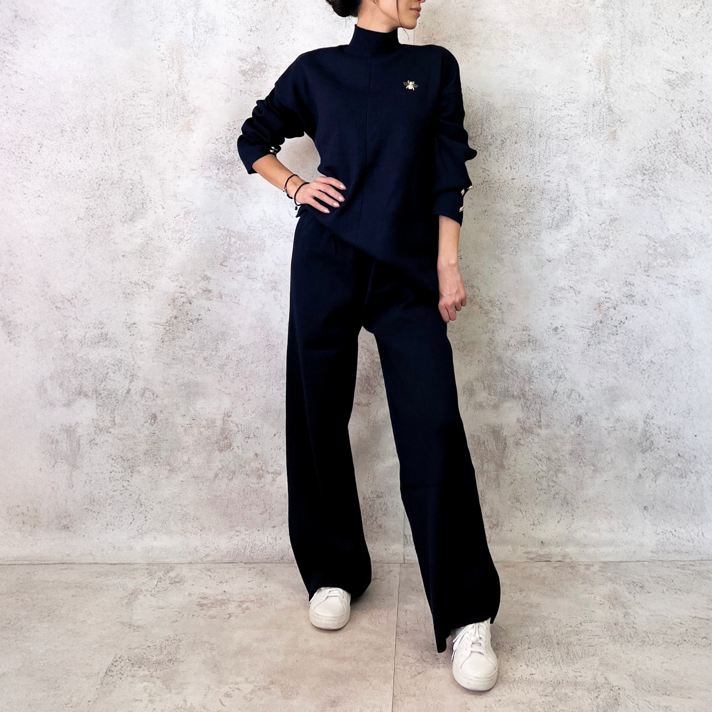 Conjunto de punto color azul marino con botones dorados