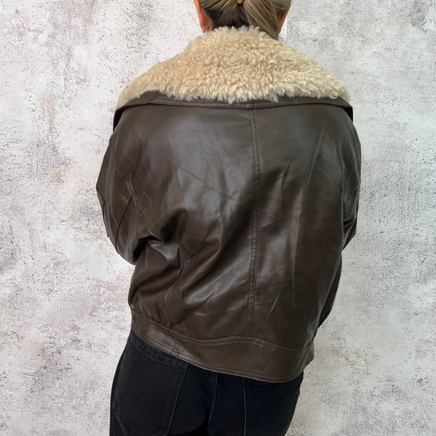 Chamarra efecto piel de aviador café