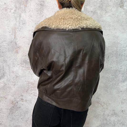 Chamarra efecto piel de aviador café