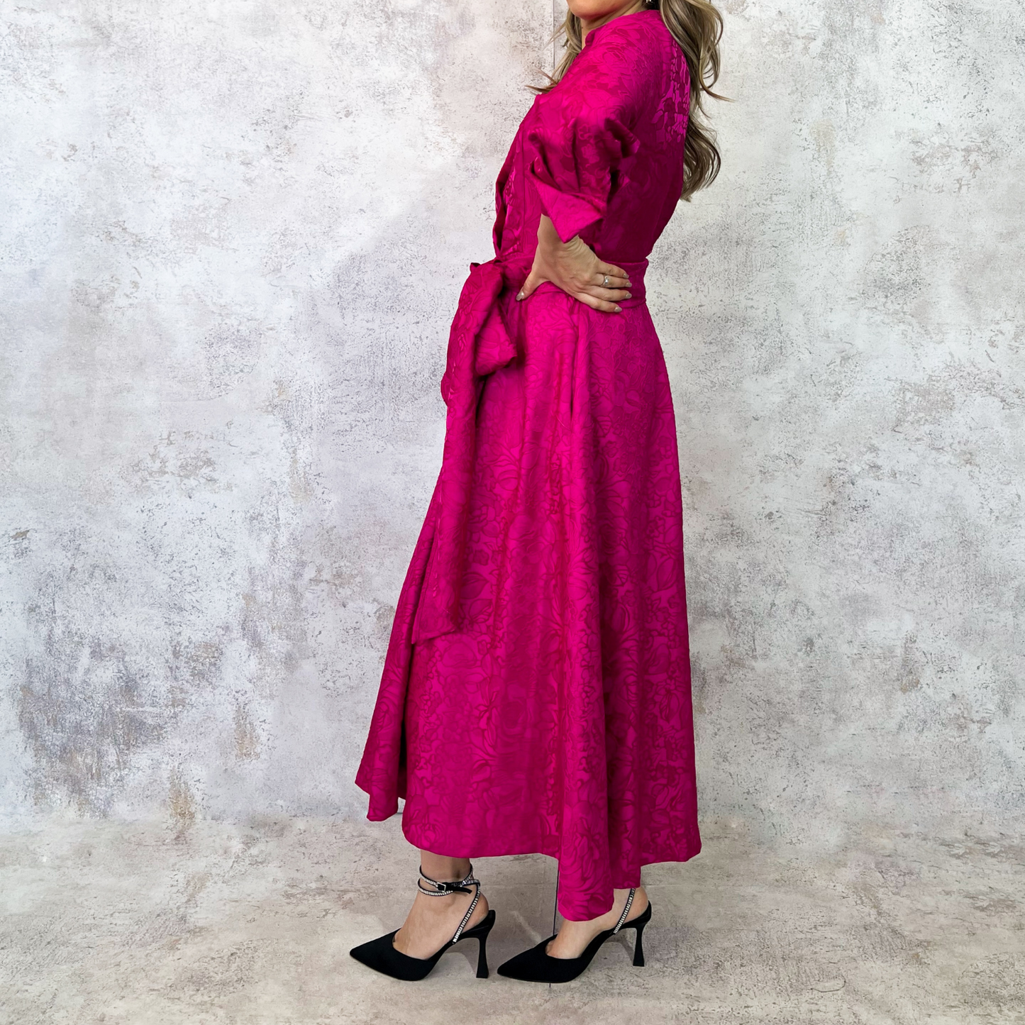 Vestido midi con brocado color fucshia