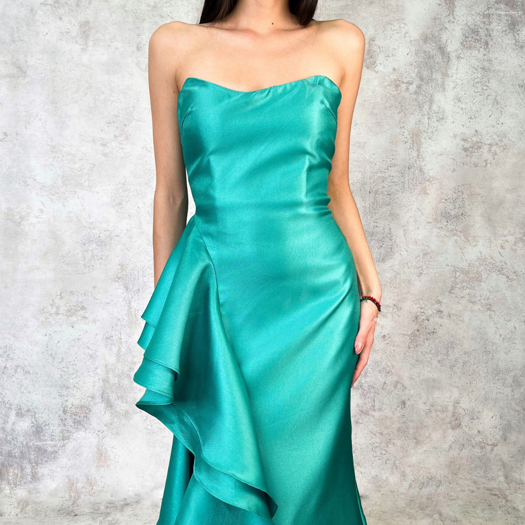 Vestido largo strapless olan de lado verde