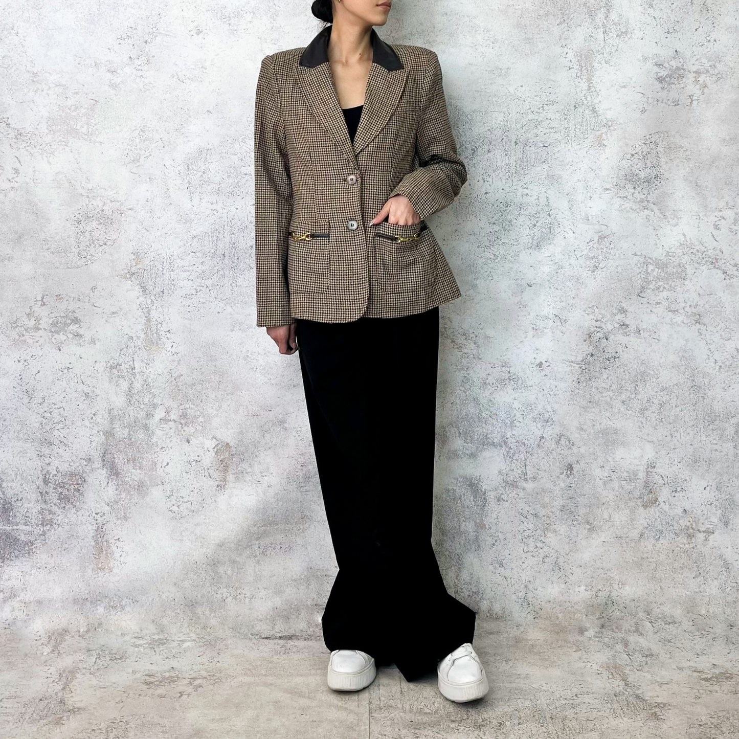 Blazer de cuadros cafes con detalles en vinipiel