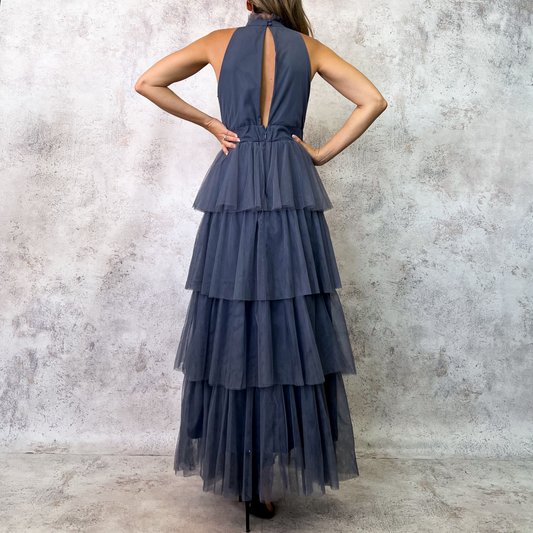 Vestido largo halter de tul con falda en capas.