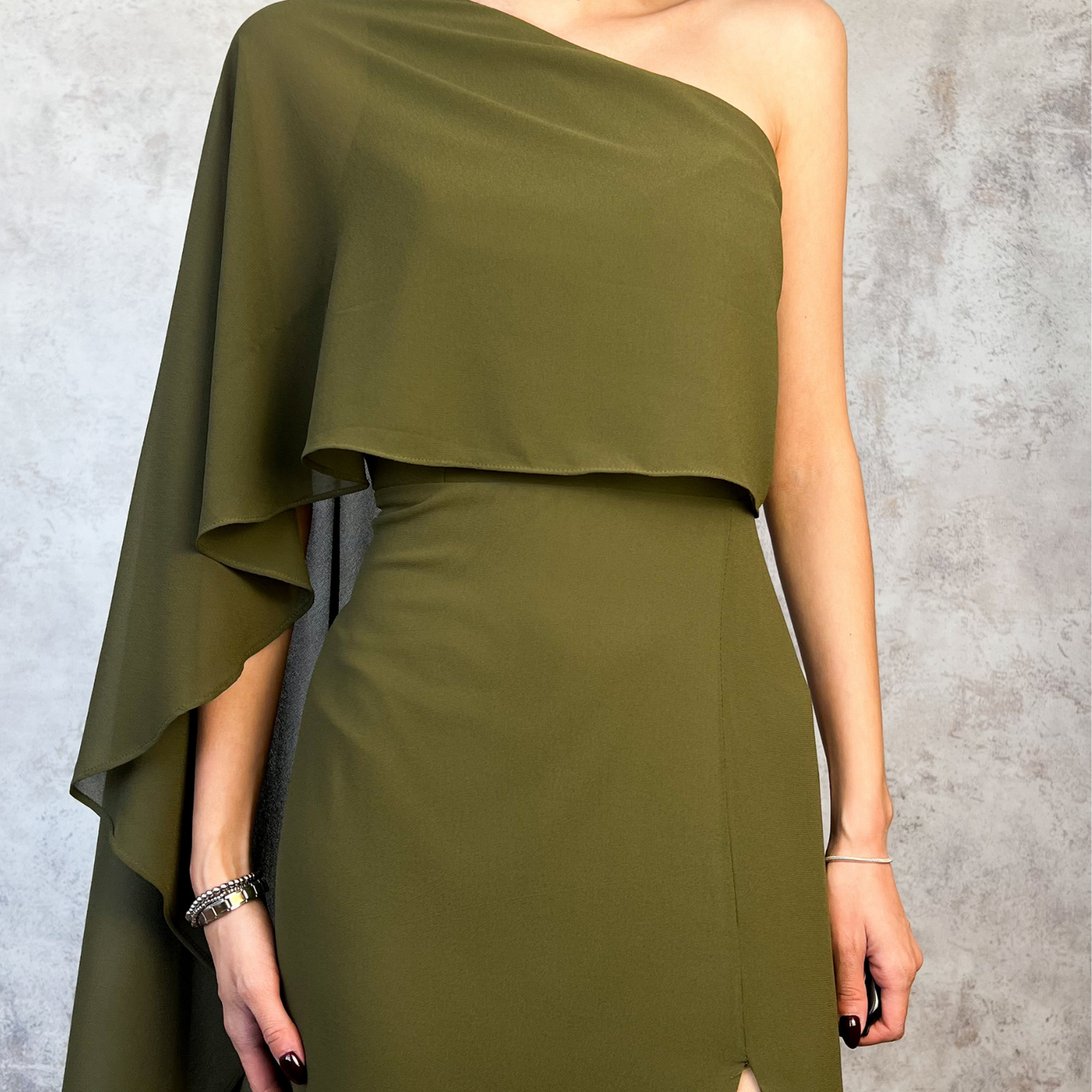 Vestido largo verde olivo de capa