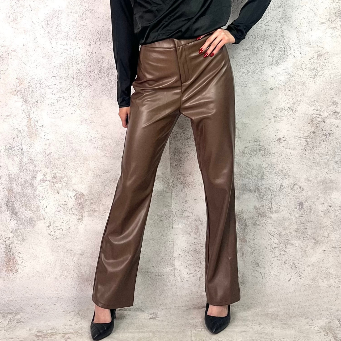 Pantalón efecto piel color moka