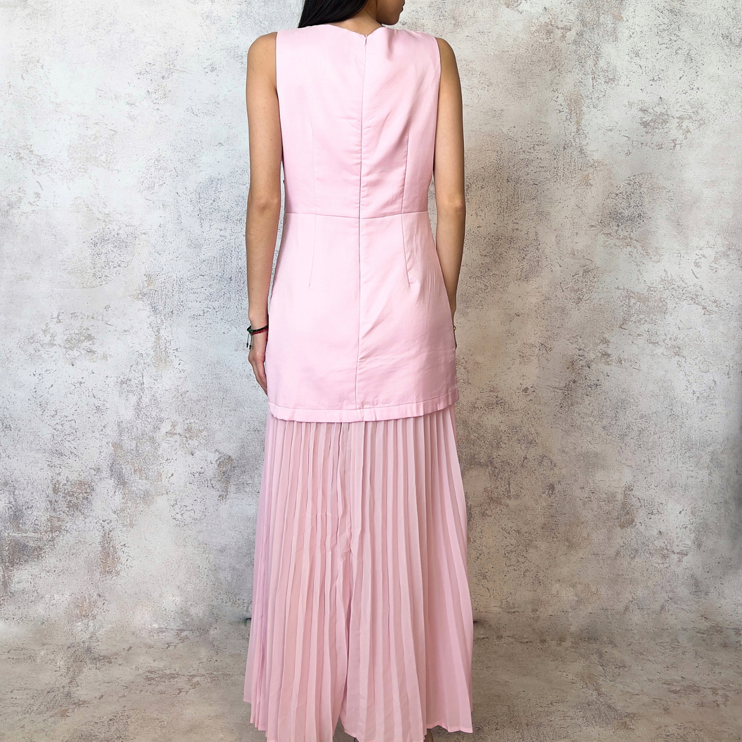 Vestido midi falda plisada aplicación pedrería rosa