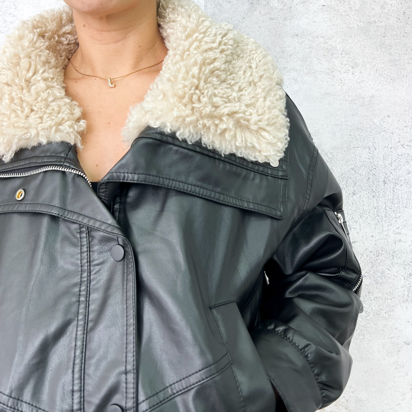 Chamarra efecto piel de aviador negra