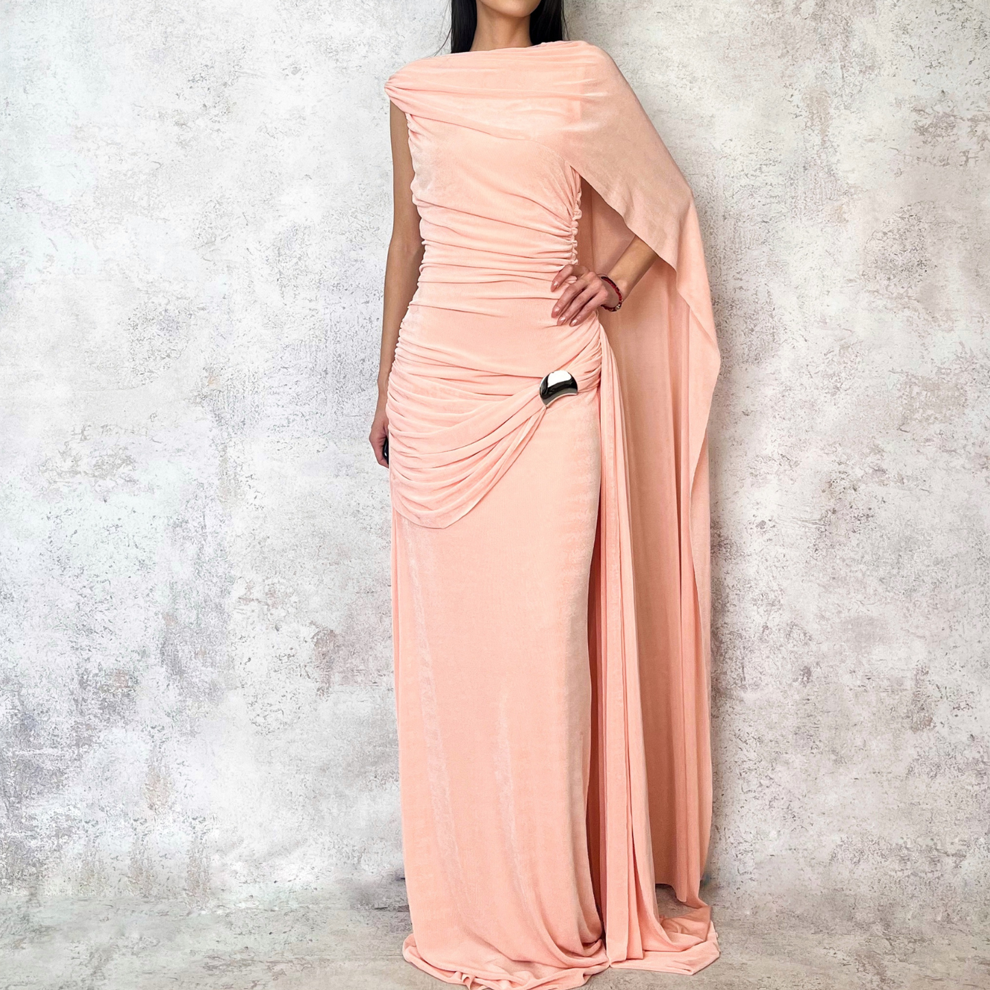 Vestido largo asimétrico coral