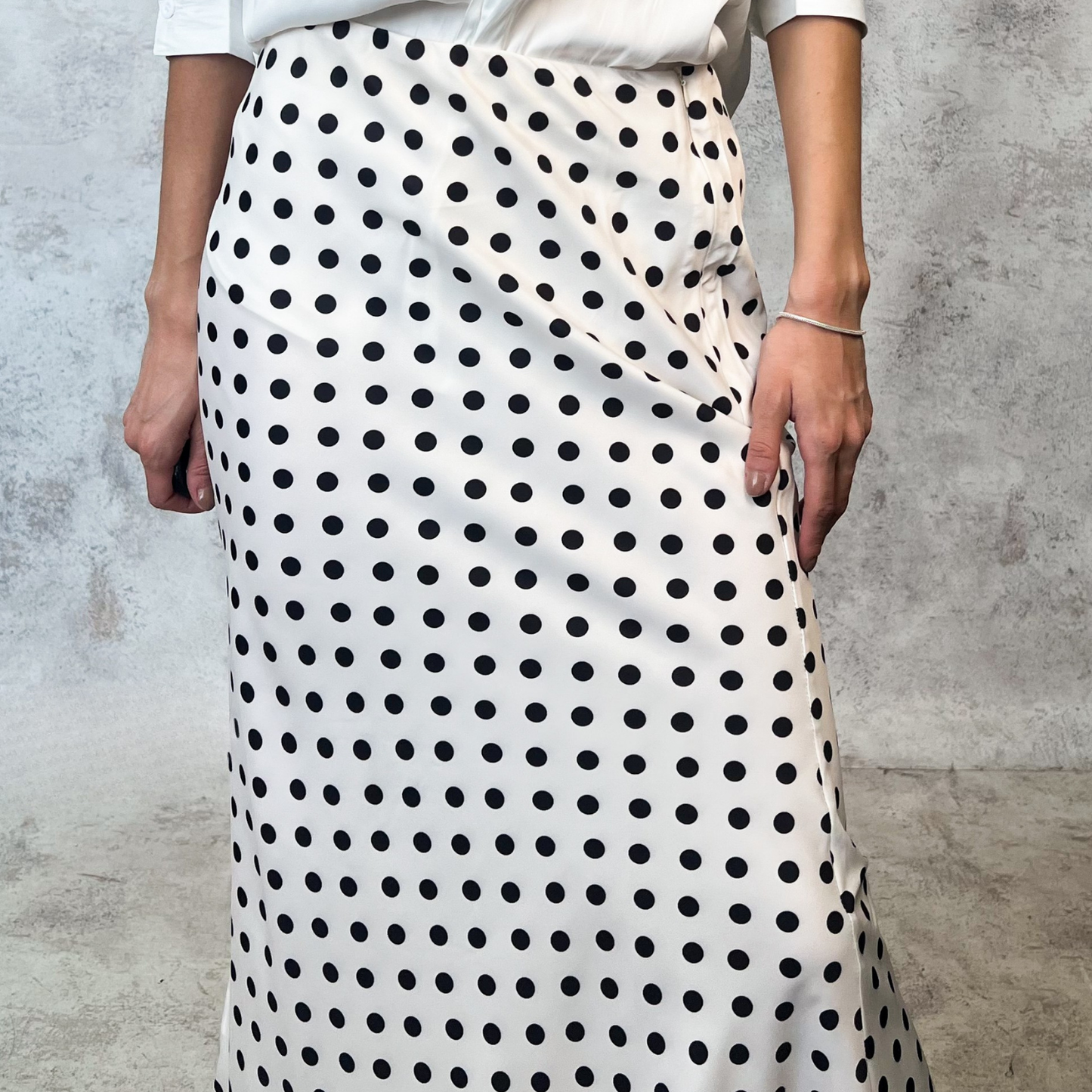 Falda satinada blanca polka dots