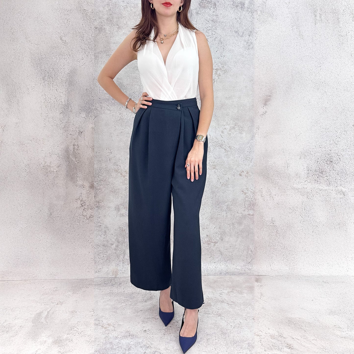 Pantalón ejecutivo azul marino.