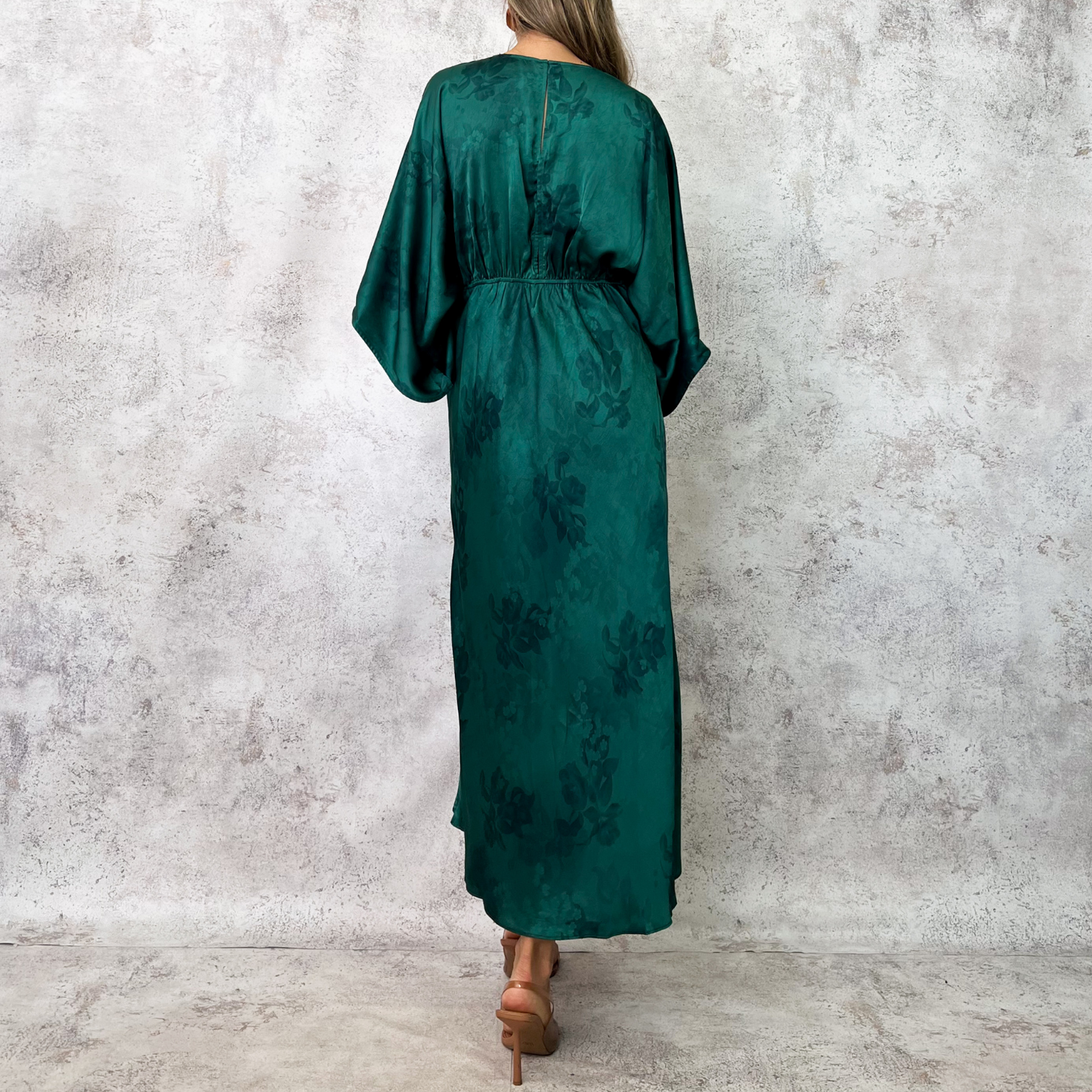 Vestido midi satinado verde con mangas mariposa