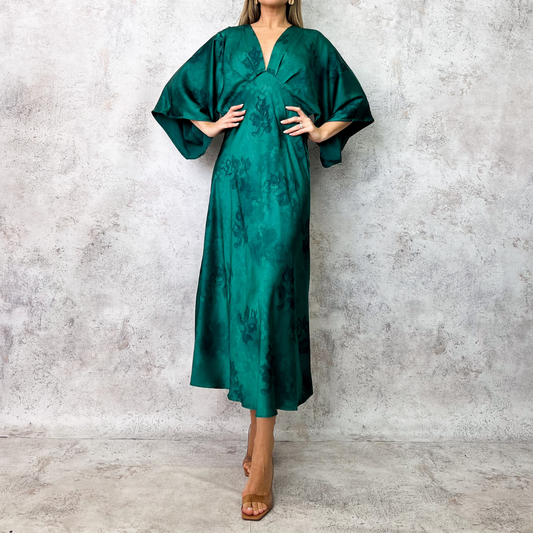 Vestido midi satinado verde con mangas mariposa