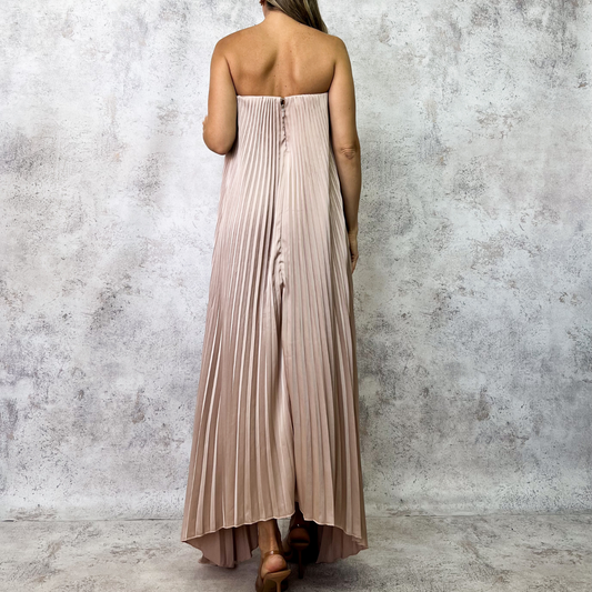 Vestido largo tableado champagne strapless.