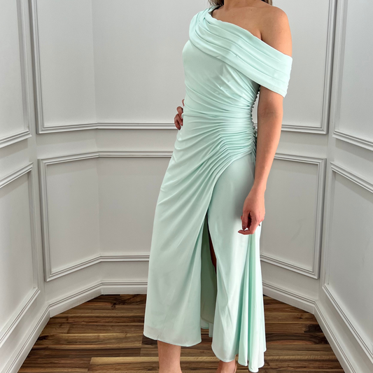 Vestido midi drapeado menta.