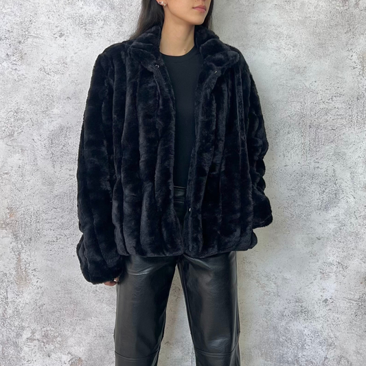 Saco negro en piel sintetica