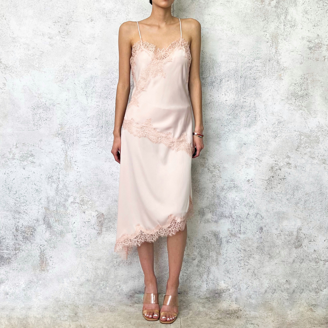 Blusa asimétrica satinada con encaje rosa
