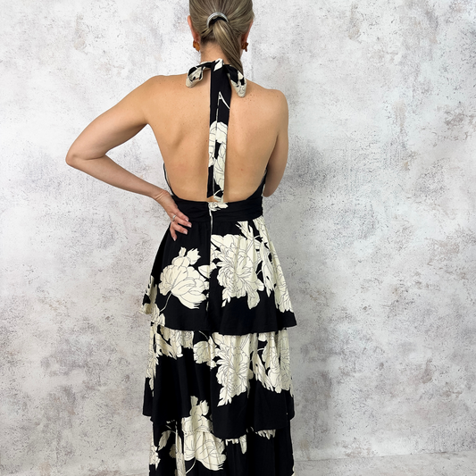 Vestido halter beige con negro.