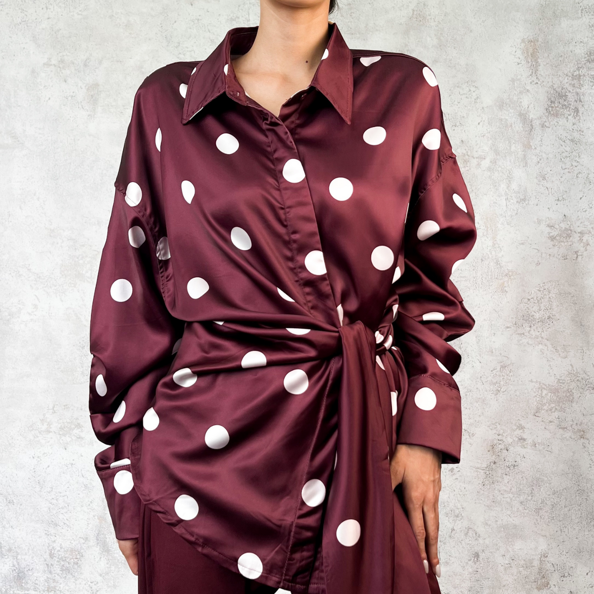 Blusa vino con puntos beige