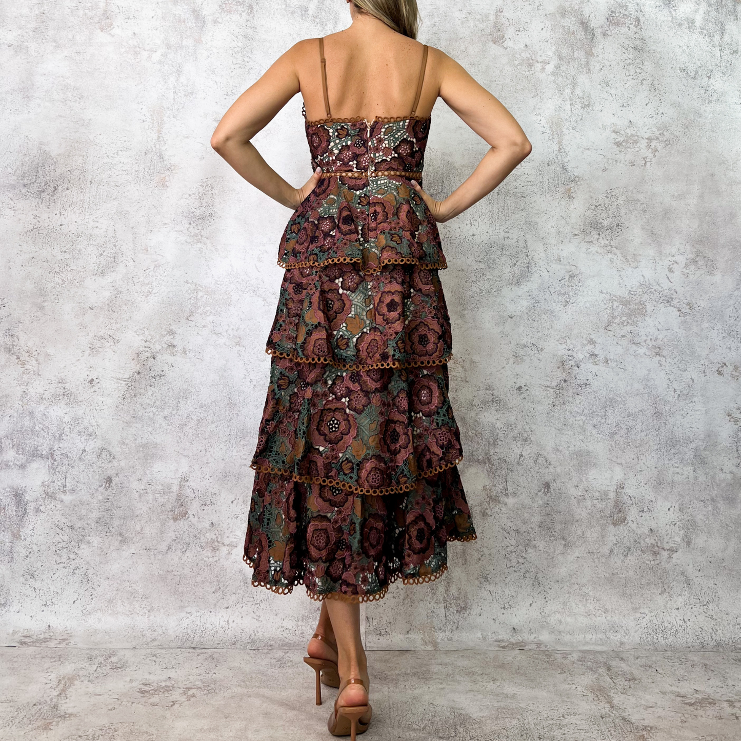 Vestido midi estampado floral con encaje y tirantes finos.