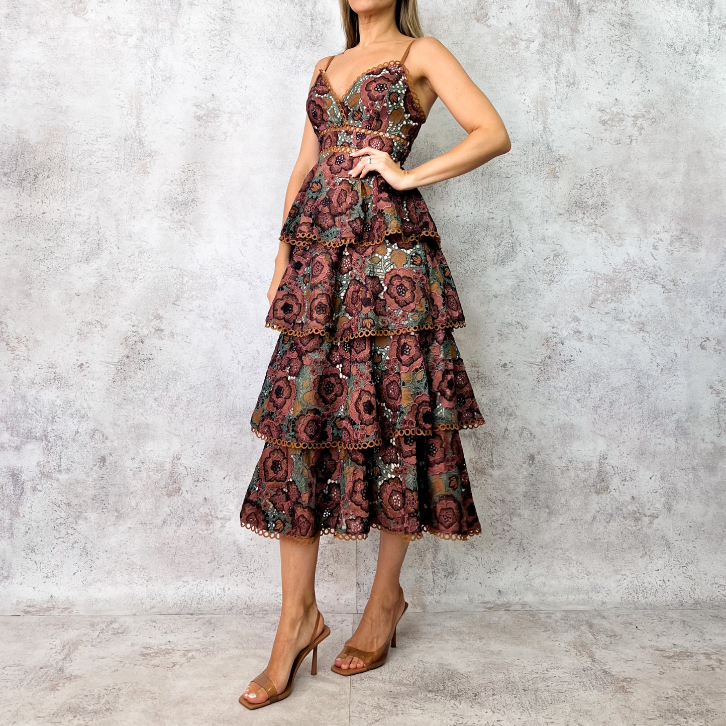Vestido midi estampado floral con encaje y tirantes finos.