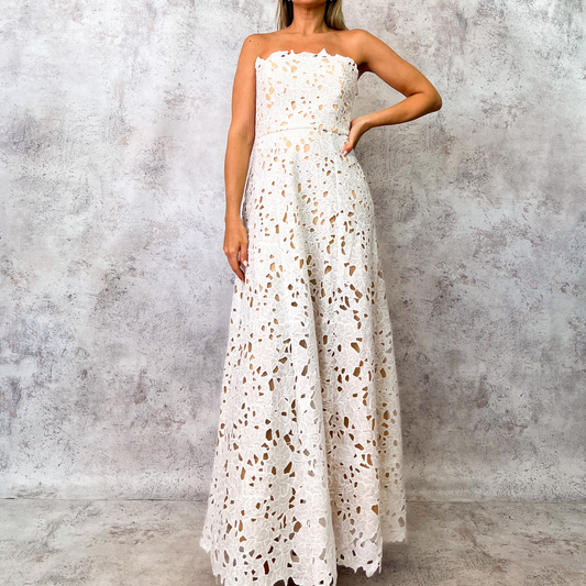 Vestido midi blanco de guipiur floral con tirantes finos.