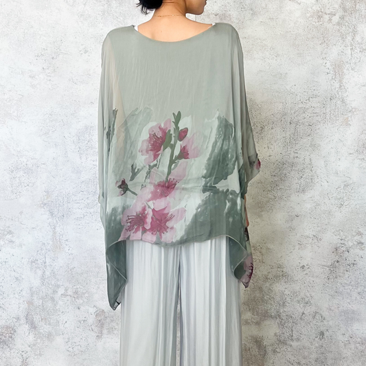 Blusa de seda verde estampada