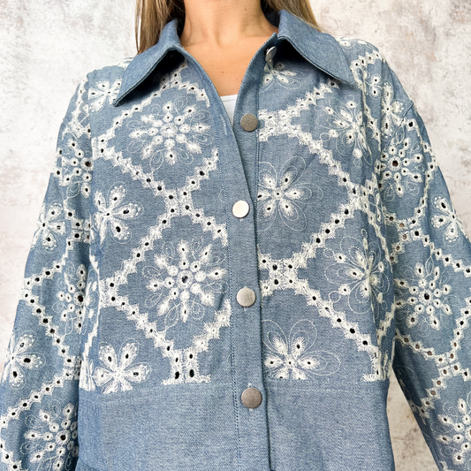 Chaqueta corta denim azul con bordado floral