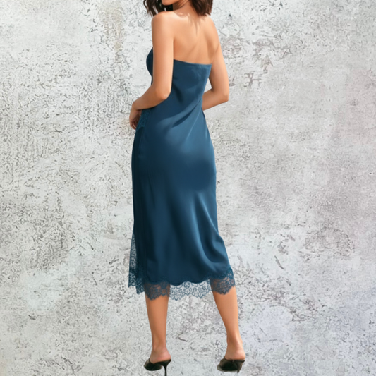 Vestido midi strapless azul con encaje