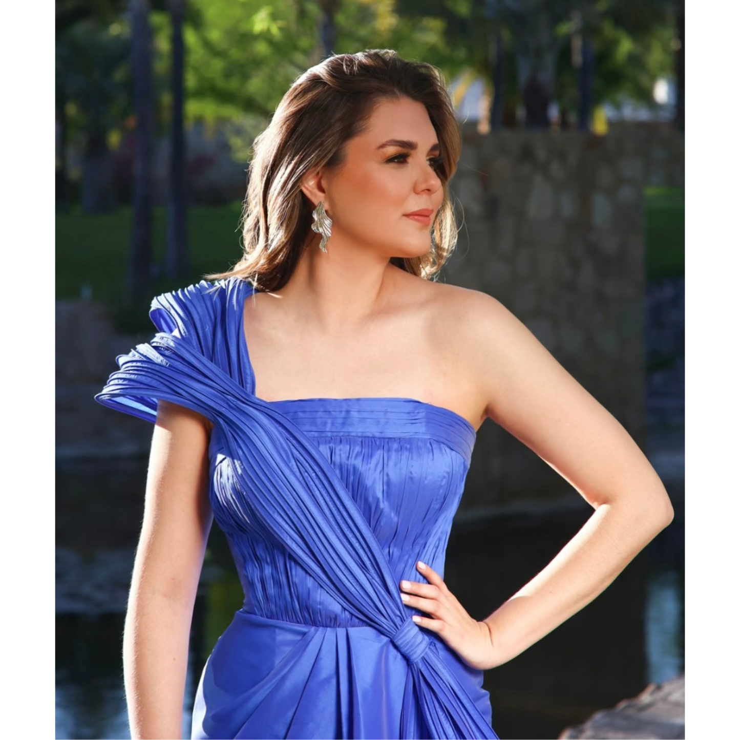 Vestido largo moño azul.