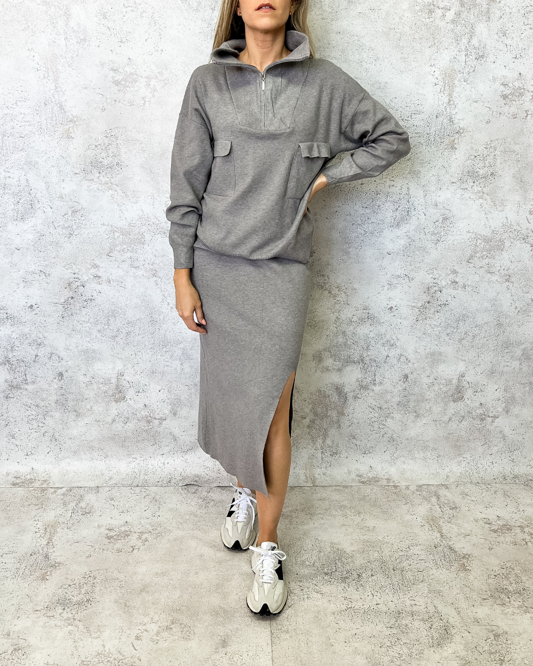 Set tejido cuello alto gris.