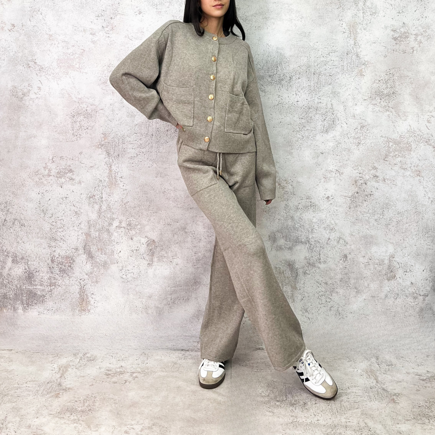 Set de punto tejido taupe botones dorados