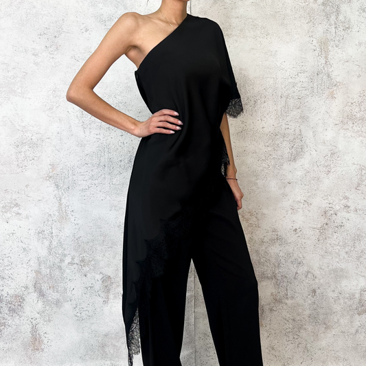 Blusa un hombro aplicacion encaje negra