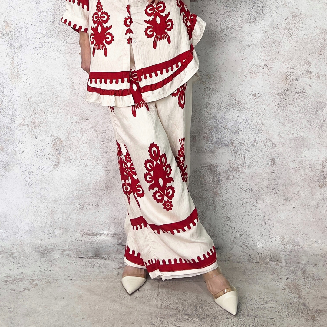 Pantalón ancho con estampado figuras roja