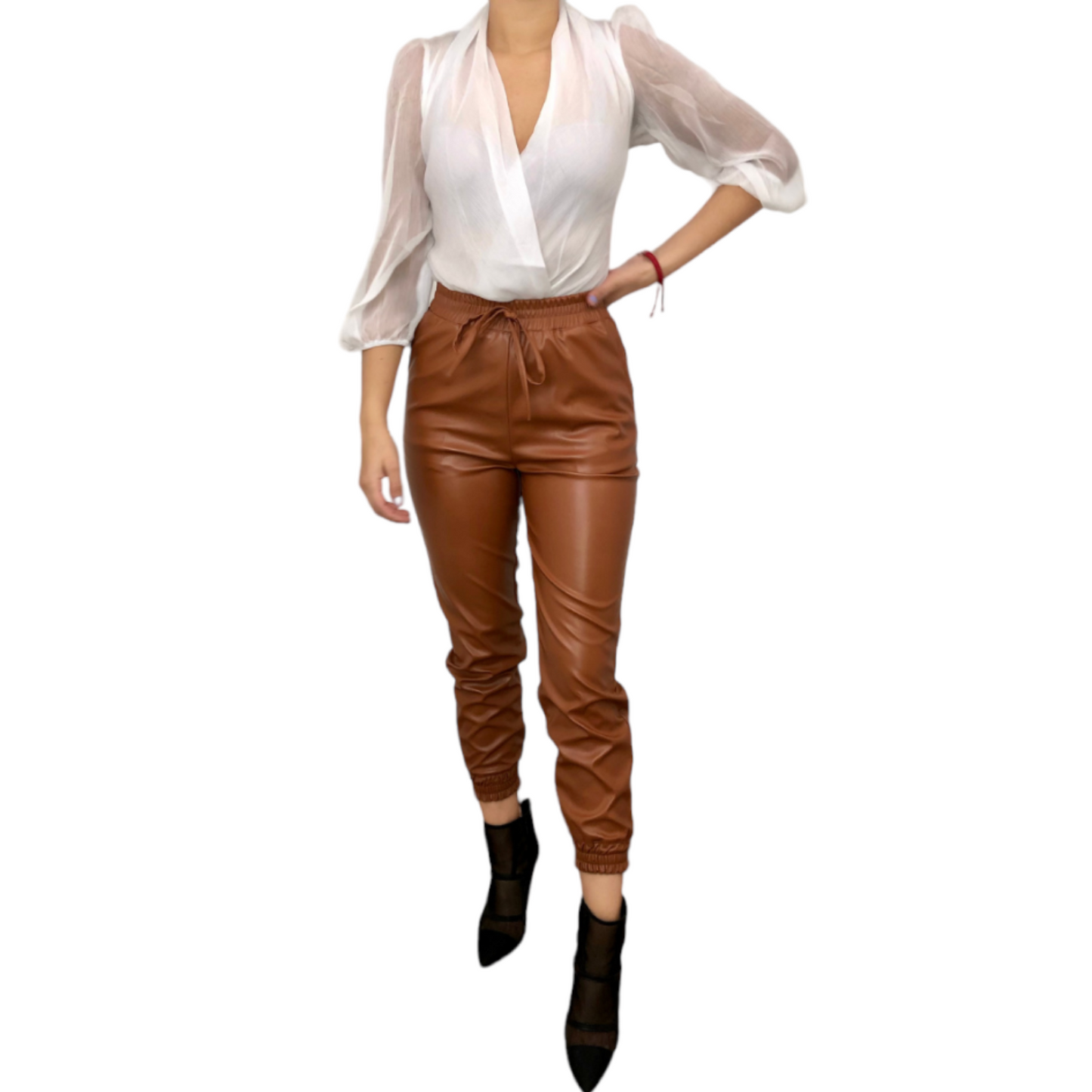 Jogger efecto piel color camel.