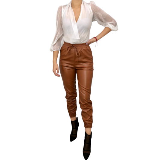 Jogger efecto piel color camel.