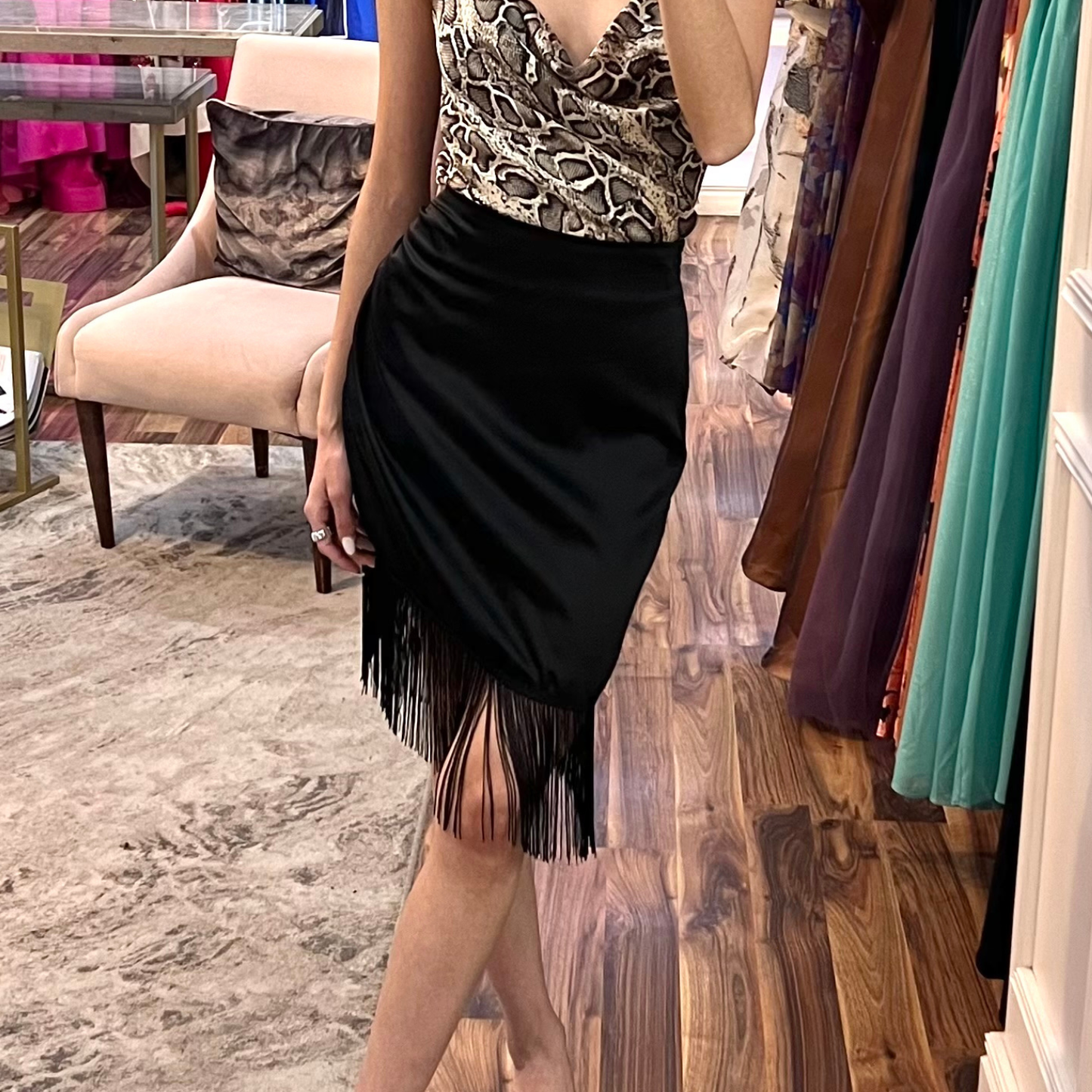Falda negra flequillos