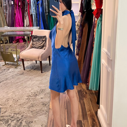Vestido corto halter azul.