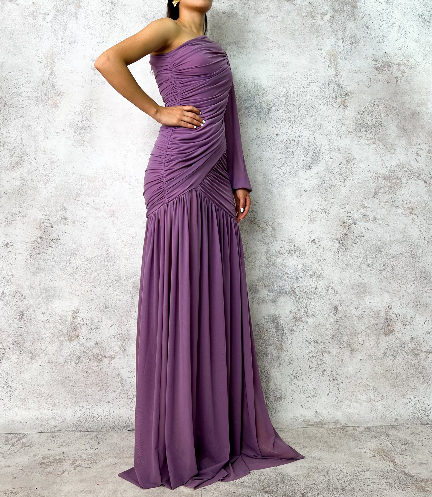 Vestido largo un hombro violeta.